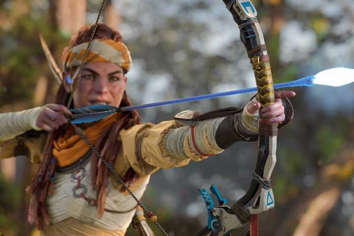 Aloy drawing her bow